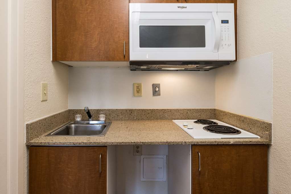 Hometowne Studios By Red Roof Salem, Or Room photo