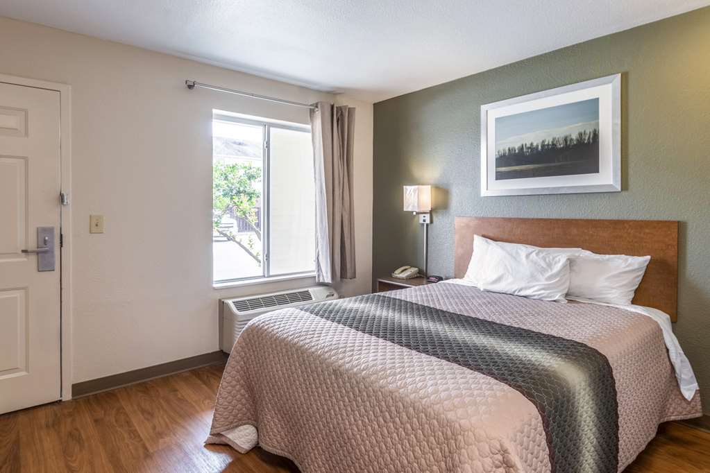 Hometowne Studios By Red Roof Salem, Or Room photo