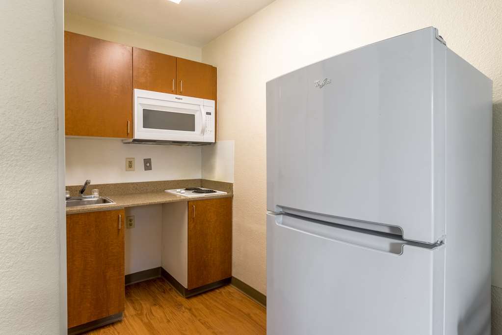 Hometowne Studios By Red Roof Salem, Or Room photo