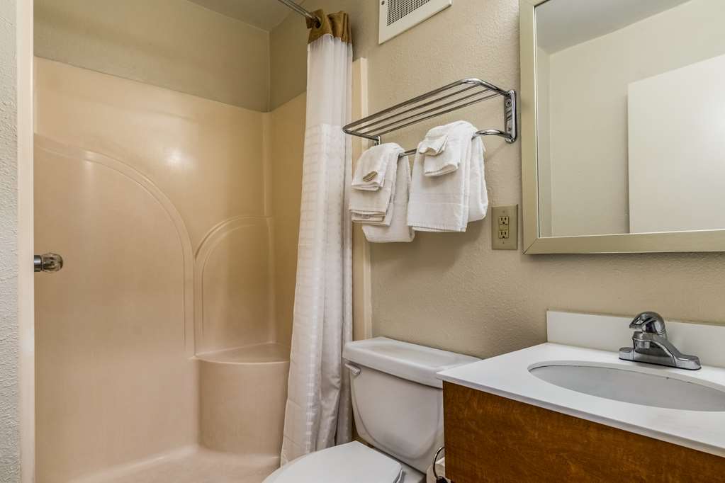 Hometowne Studios By Red Roof Salem, Or Room photo