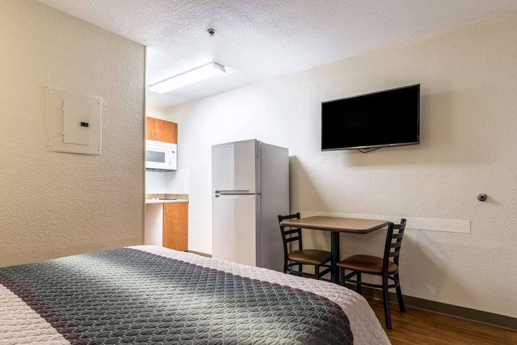 Hometowne Studios By Red Roof Salem, Or Room photo