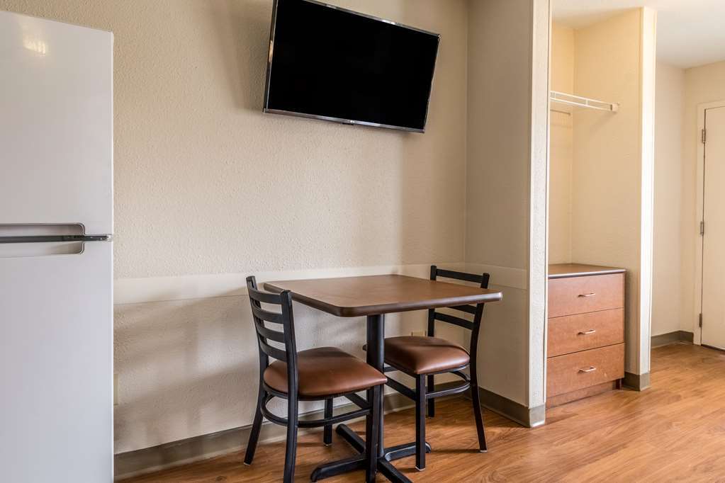 Hometowne Studios By Red Roof Salem, Or Room photo