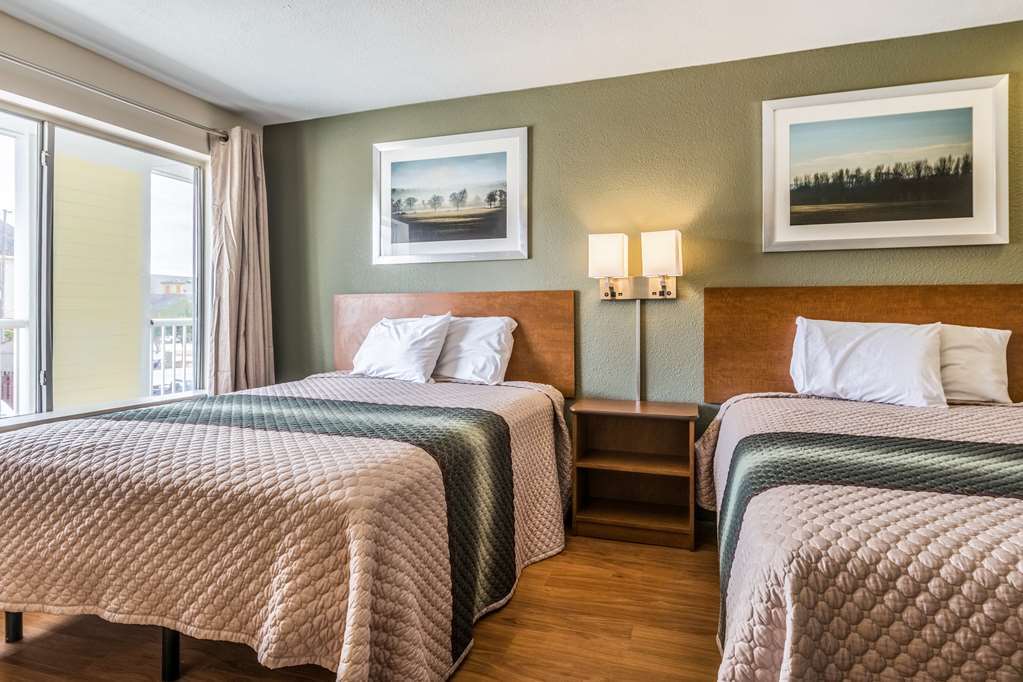 Hometowne Studios By Red Roof Salem, Or Room photo